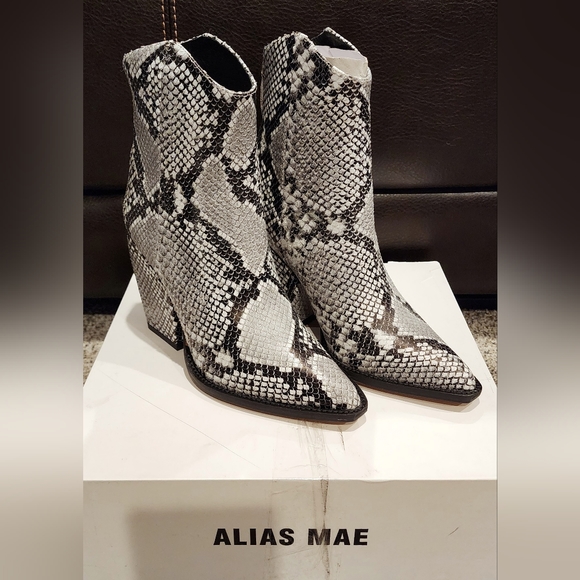 Alias Mae Shoes - New Alias Mae Women's West  Snake Skin Boots - Size 37 (US Size 6)